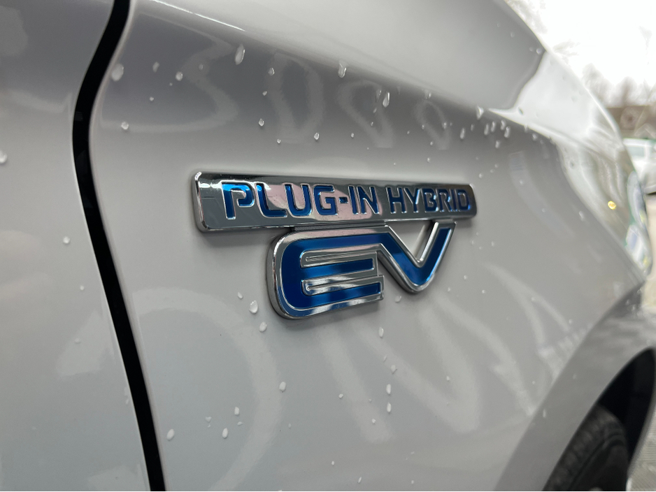 2019 Mitsubishi Outlander €21950! 2019 MITSUBISHI OUTLANDER PHEV G PLUS PACKAGE 2.4 AUTOMATIC / CRUISE CONTROL / 360° PARKING CAMERA / ELECTRIC MEMORY & HEATED SEATS / HEATED STEERING WHEEL / PADDLE SHIFTERS AND MORE €21,950