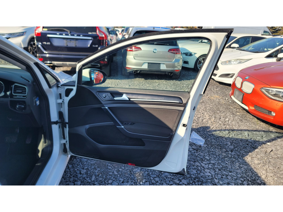 2014 Volkswagen Golf - image 10