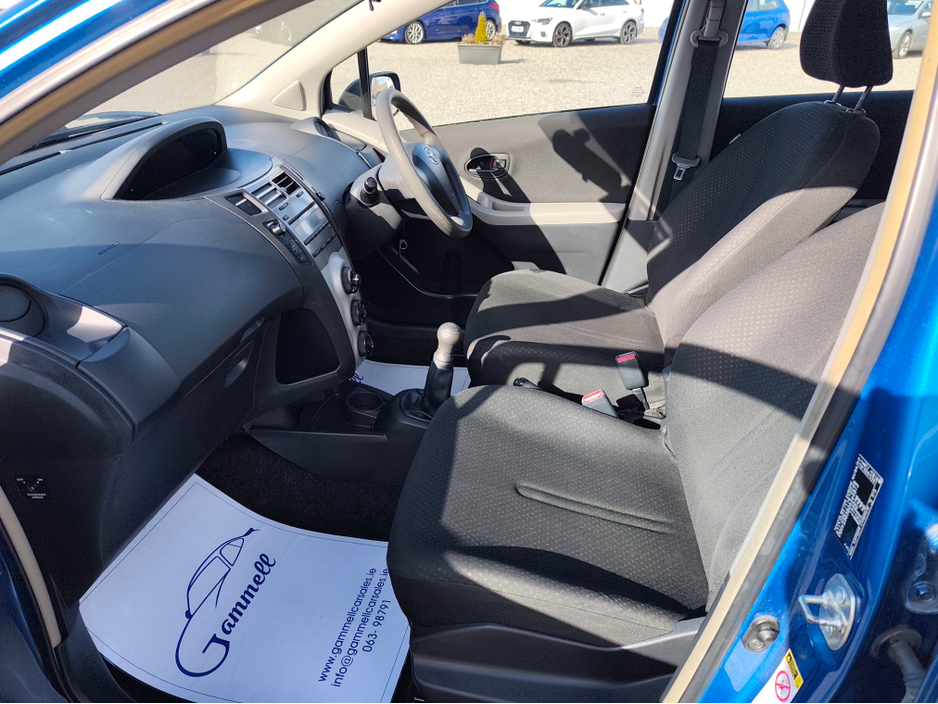 2012 Toyota Yaris - image 10