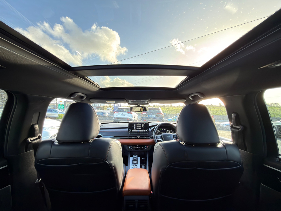 2023 Mitsubishi Outlander - image 2