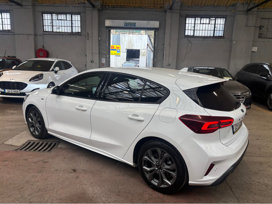 2023 Ford Focus - image 2