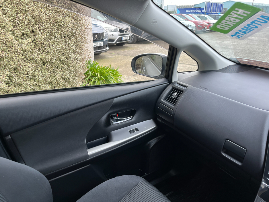 2019 Toyota Prius+ - image 17