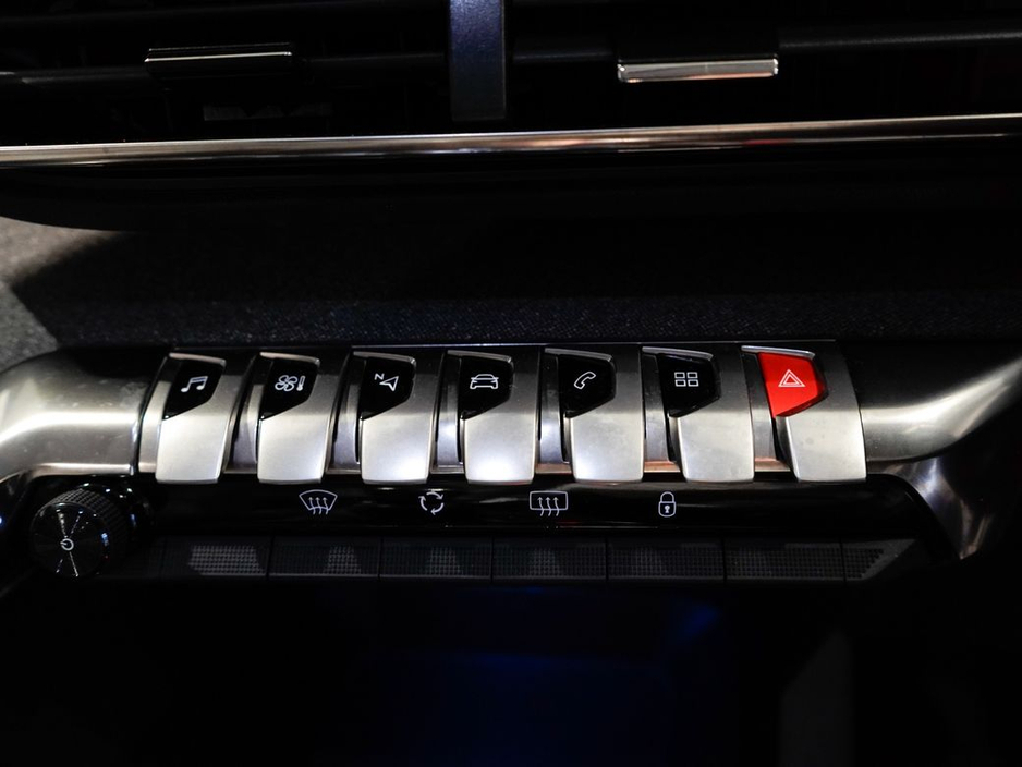 2022 Peugeot 3008 - image 8