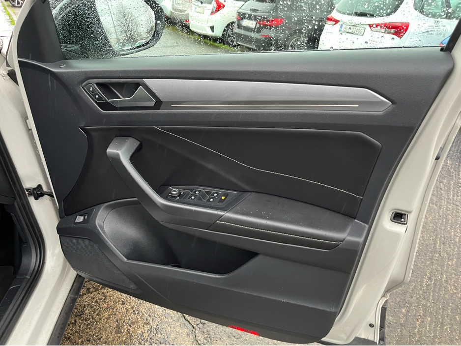 2023 Volkswagen T-Roc STYLE 1.0 PETROL //HIGH SPEC//HALF LEATHER HEATED SEATS//PANORAMIC GLASS ROOF//SAT NAV//REVERSE CAMERA// €27,950