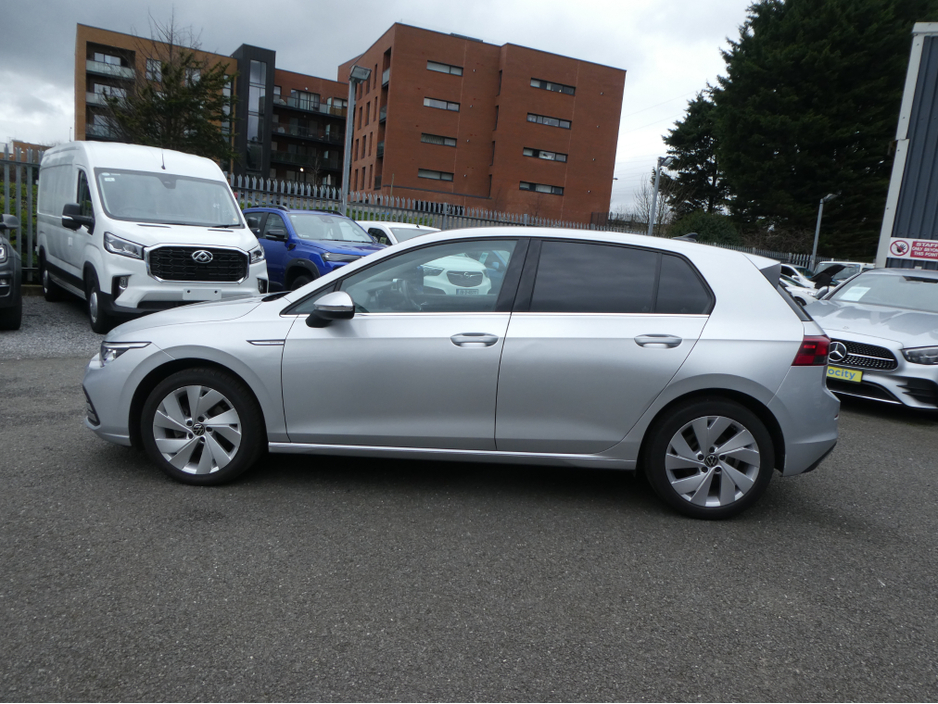 2022 Volkswagen Golf - image 4