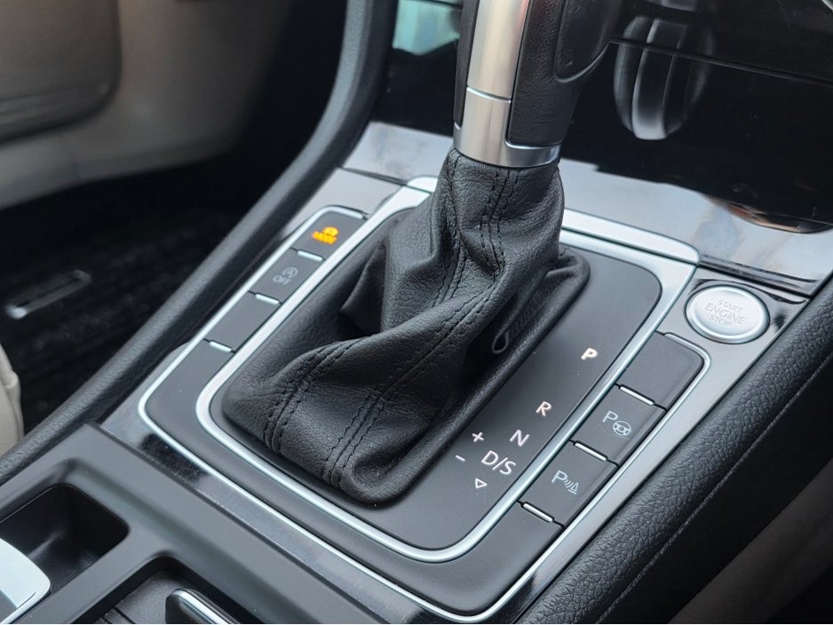 2019 Volkswagen Golf FULL CREAM LEATHER SEATS  ELECTRIC HEATED SEATS SAT NAV PACK - VIRTUAL CLOCKS -REVERSE CAMERA - NAVIGATION - CARPLAY - ANDROID AUTO- BLIND SPOT REAR TRAFFIC ASSIST - DISCOVER PRO €21,950