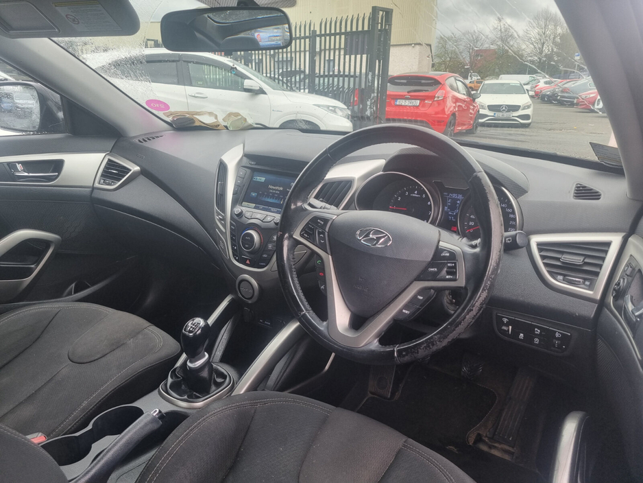 2013 Hyundai Veloster - image 6
