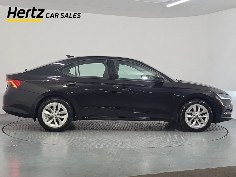 2024 Skoda Octavia - image 2