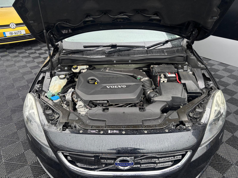 2015 Volvo V40 - image 8