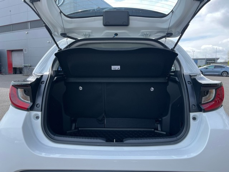 2025 Toyota Yaris - image 10