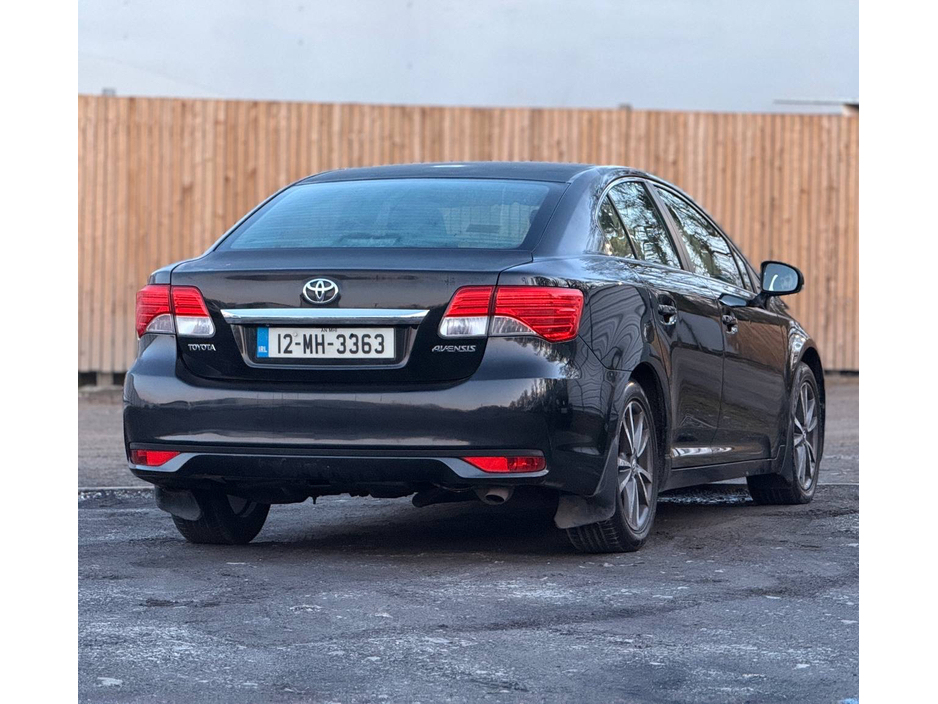 2012 Toyota Avensis - image 13