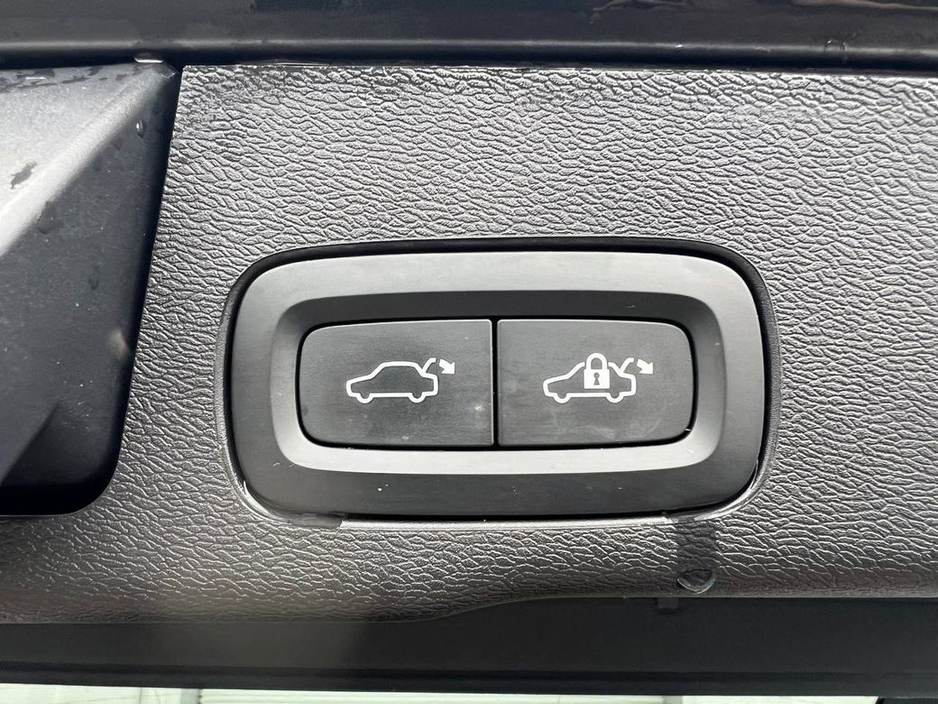 2023 Volvo XC60 - image 17