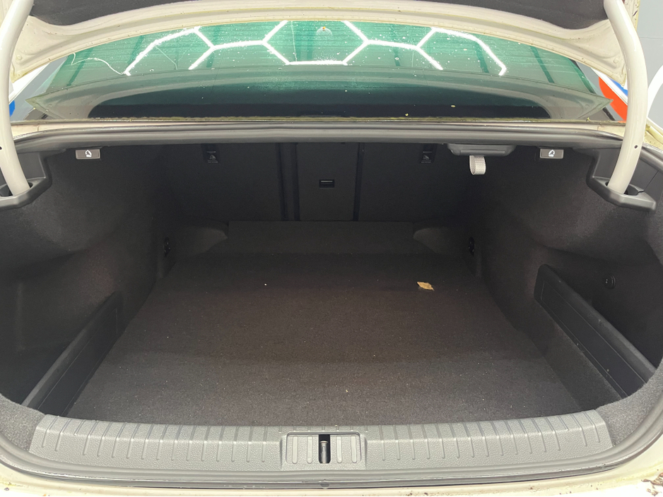 2017 Volkswagen Passat - image 8