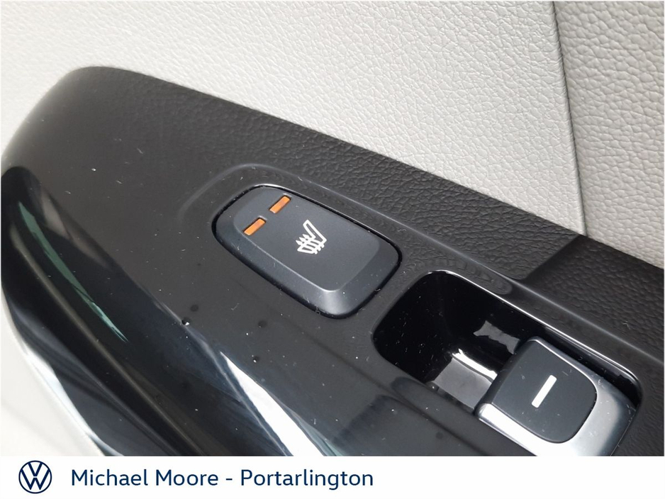 2015 Toyota Yaris - image 29