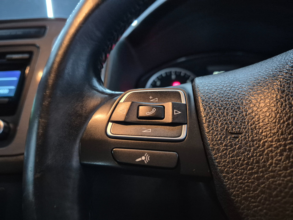 2012 Volkswagen Tiguan - image 8