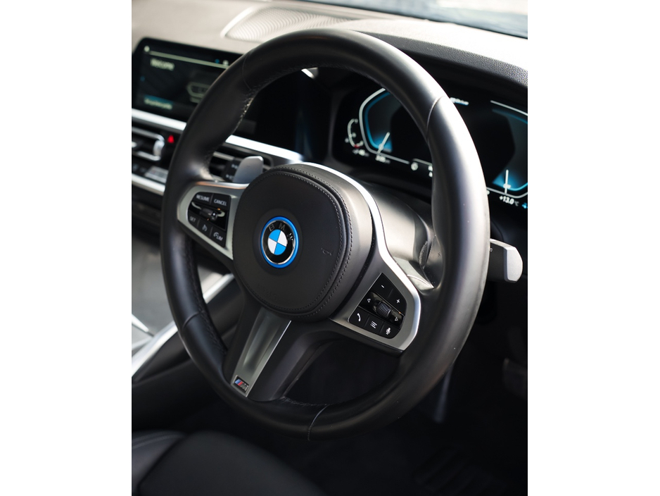 2022 BMW 3 Series - image 6