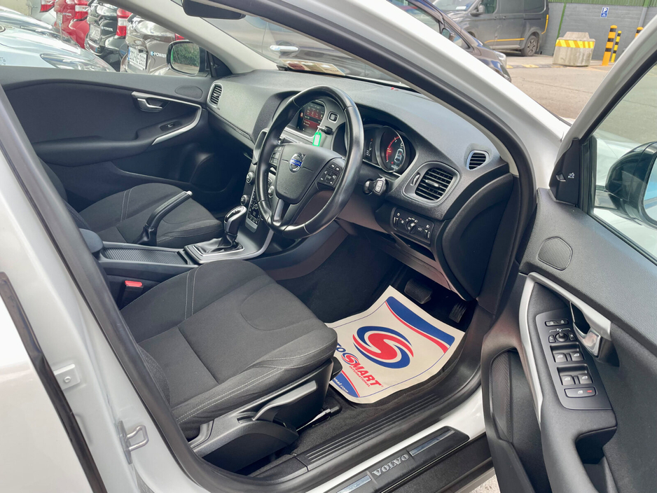 2015 Volvo V40 - image 14