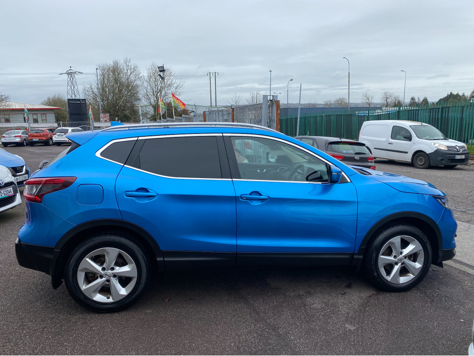2017 Nissan Qashqai - image 2