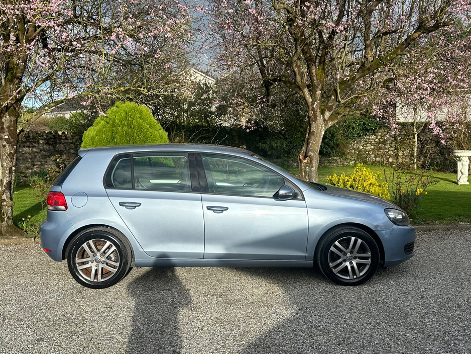 2011 Volkswagen Golf - image 3