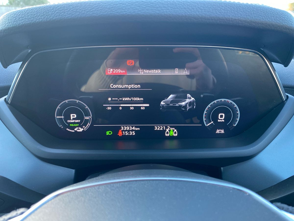 2022 Audi e-tron - image 10