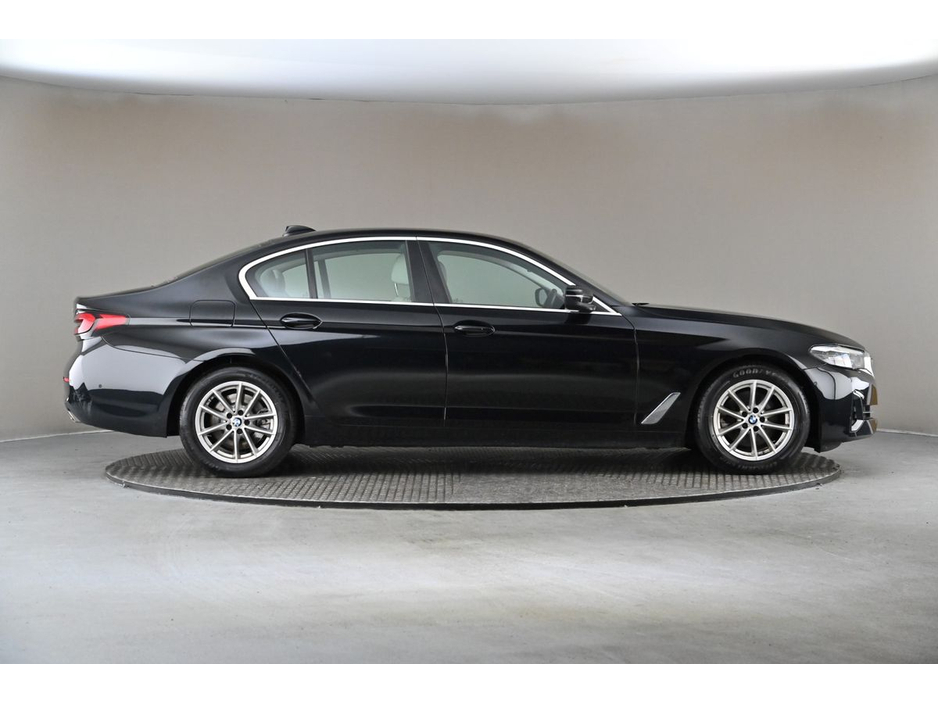 2021 BMW 5 Series - image 11