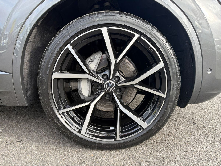 2026 Volkswagen Touareg R-Line (COMMERCIAL)