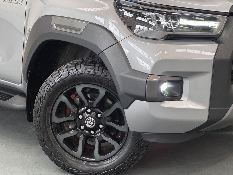 2023 Toyota Hilux - image 2