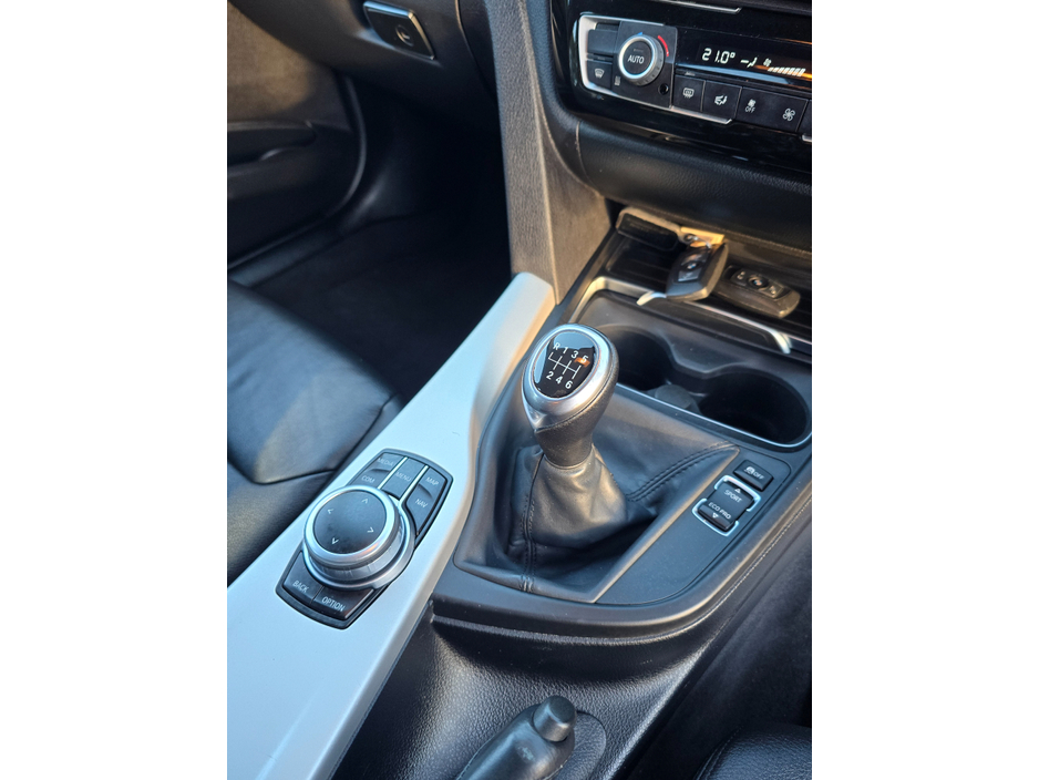 2018 BMW 3 Series - image 13