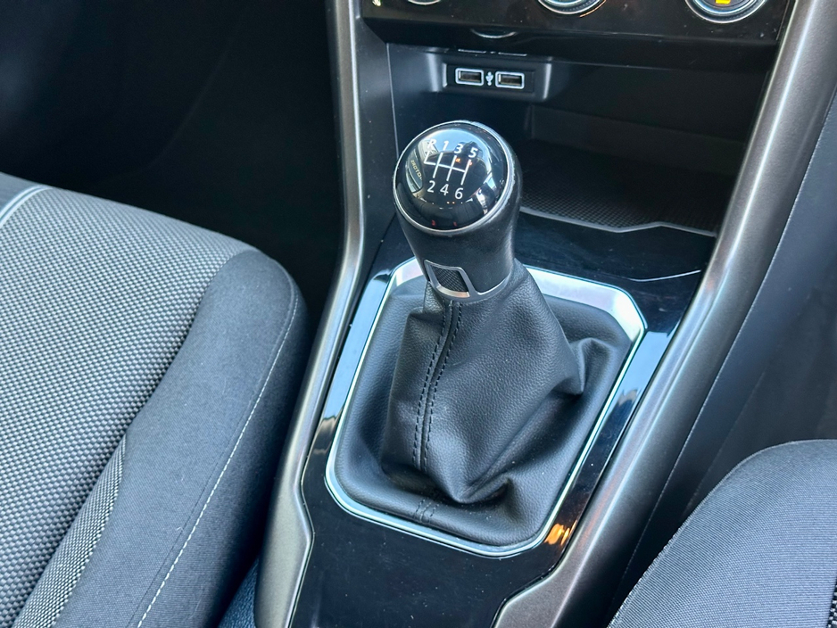 2018 Volkswagen T-Roc - image 15