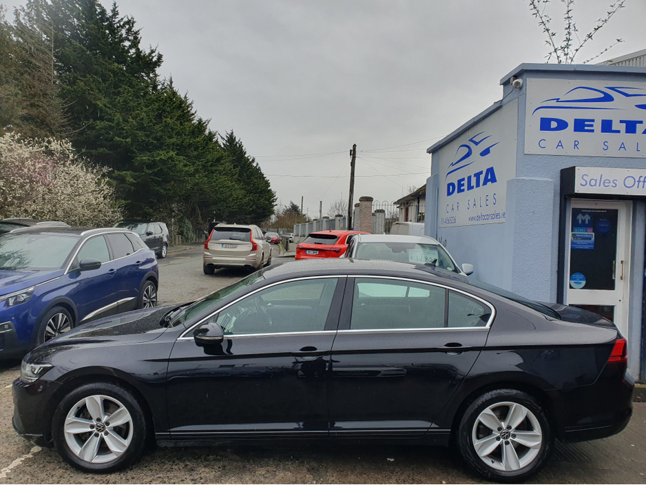 2021 Volkswagen Passat - image 3