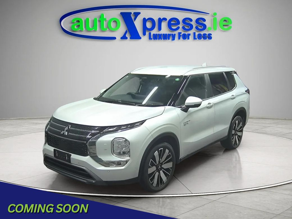 2024 Mitsubishi Outlander 4WD PHEV G, Low mileage, Reversing camera