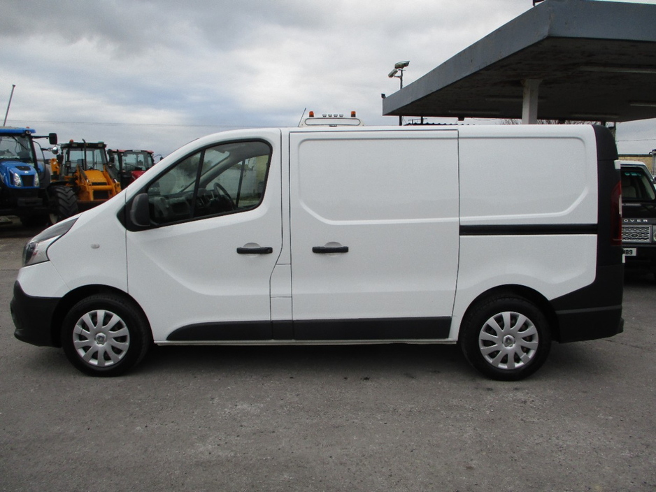 2018 Renault Trafic - image 12