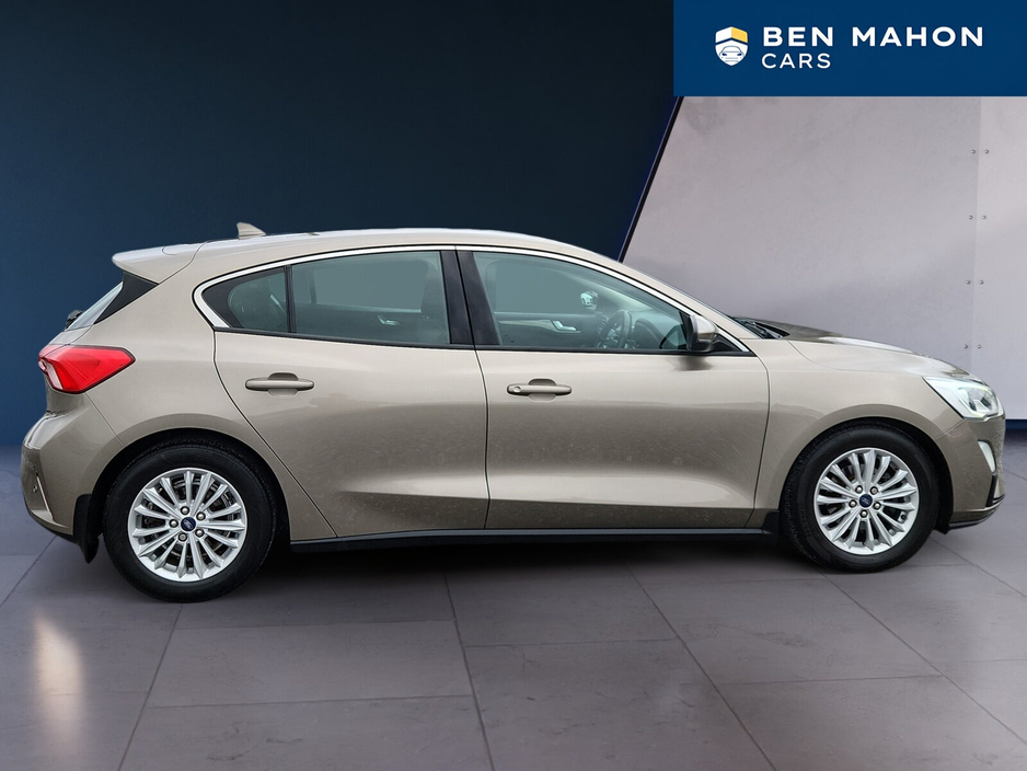 2019 Ford Focus - image 6