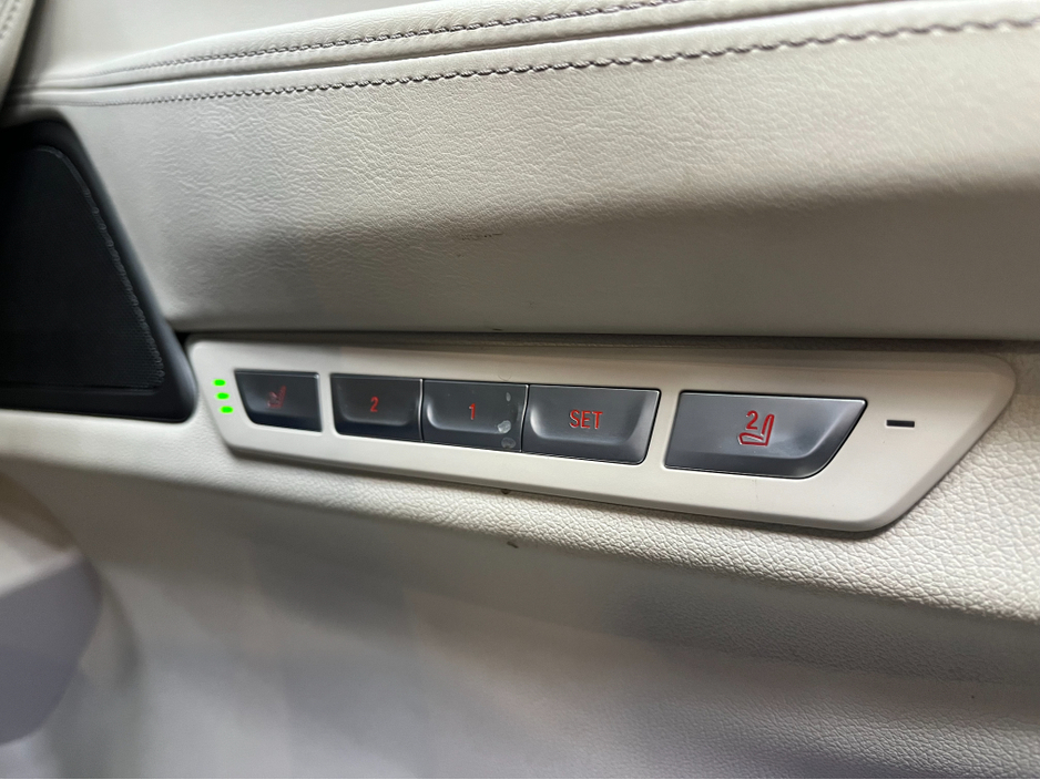 2016 BMW 7 Series - image 14