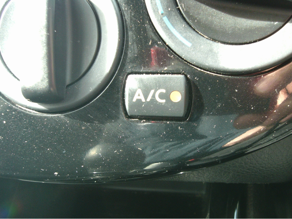 2015 Nissan Pulsar - image 18