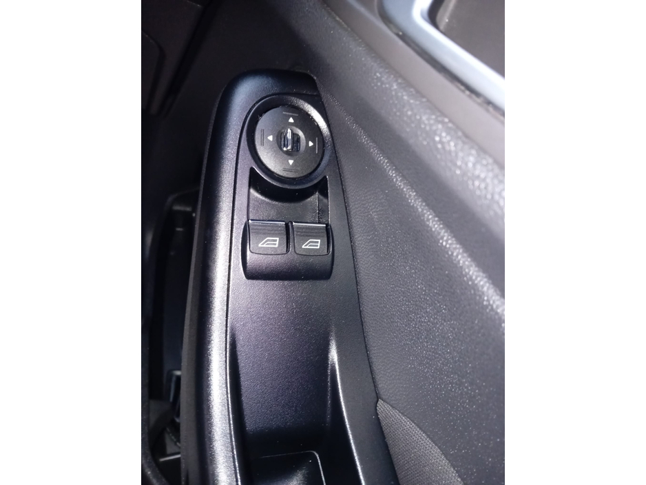 2013 Ford Fiesta - image 25