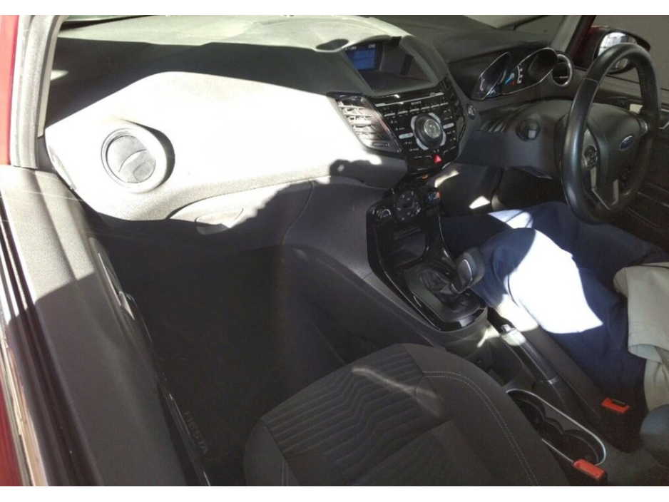 2015 Ford Fiesta - image 9
