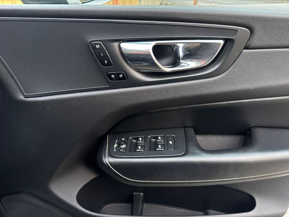 2018 Volvo XC60 2.0 T8 R-DESIGN PRO AWD 303PS AUTO B4 MOMENTUM 197HP 5DR A €29,800