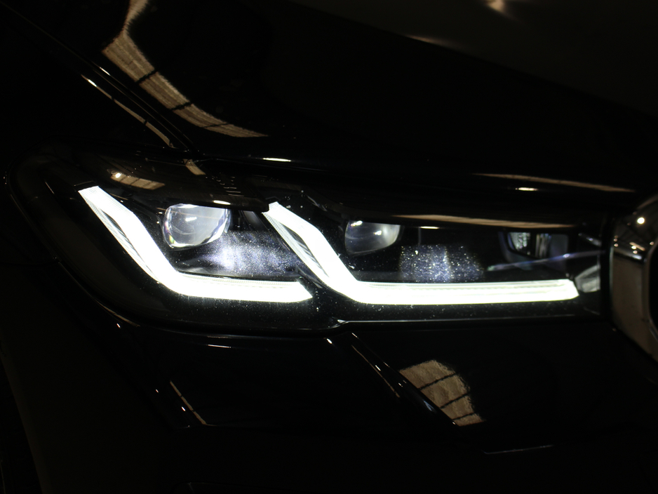 2021 BMW 5 Series - image 12