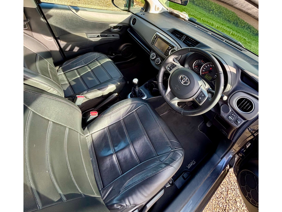 2012 Toyota Yaris - image 2