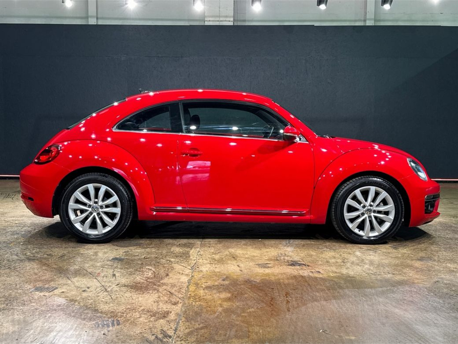 2019 Volkswagen Beetle - image 2