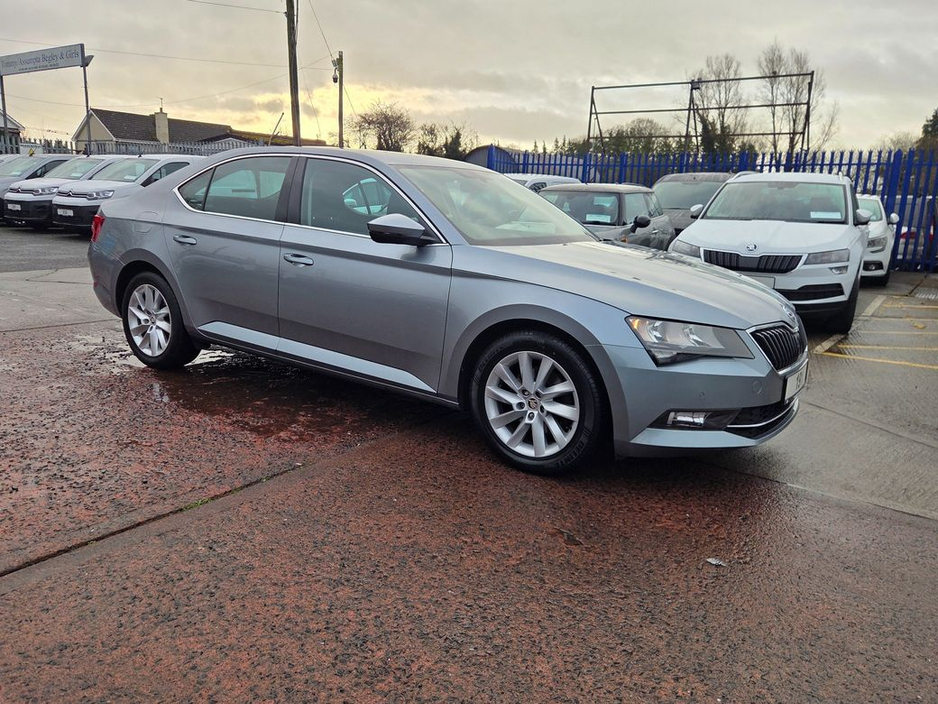 2019 Skoda Superb - image 8