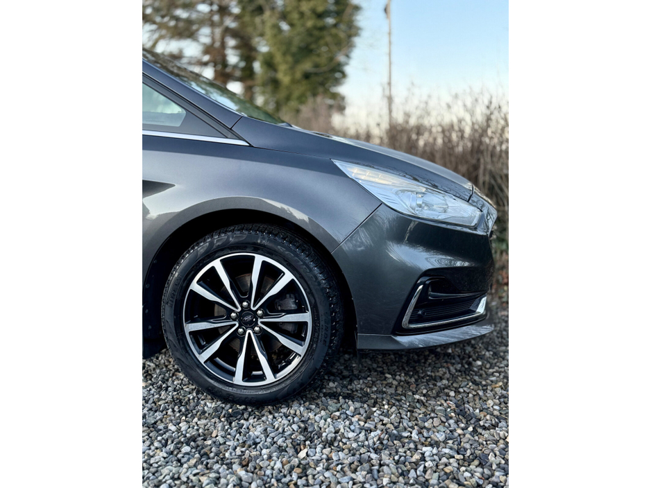 2021 Ford Galaxy - image 30