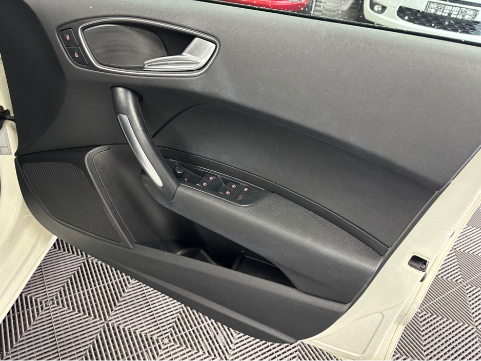 2012 Audi A1 - image 6