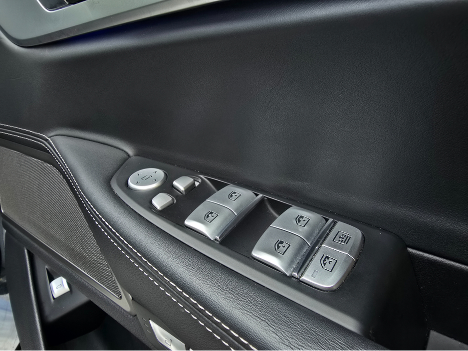 2018 BMW 7 Series - image 17