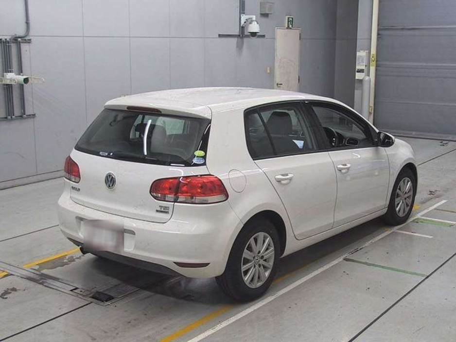 2012 Volkswagen Golf - image 2