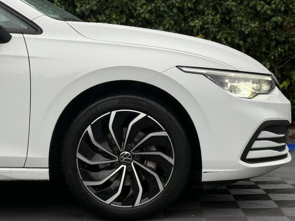 2024 Volkswagen Golf 1.0 eTSI // APPLE CARPLAY/ANDROID AUTO // DIAMOND CUT ALLOYS // DIGITAL CLUSTER €28,900