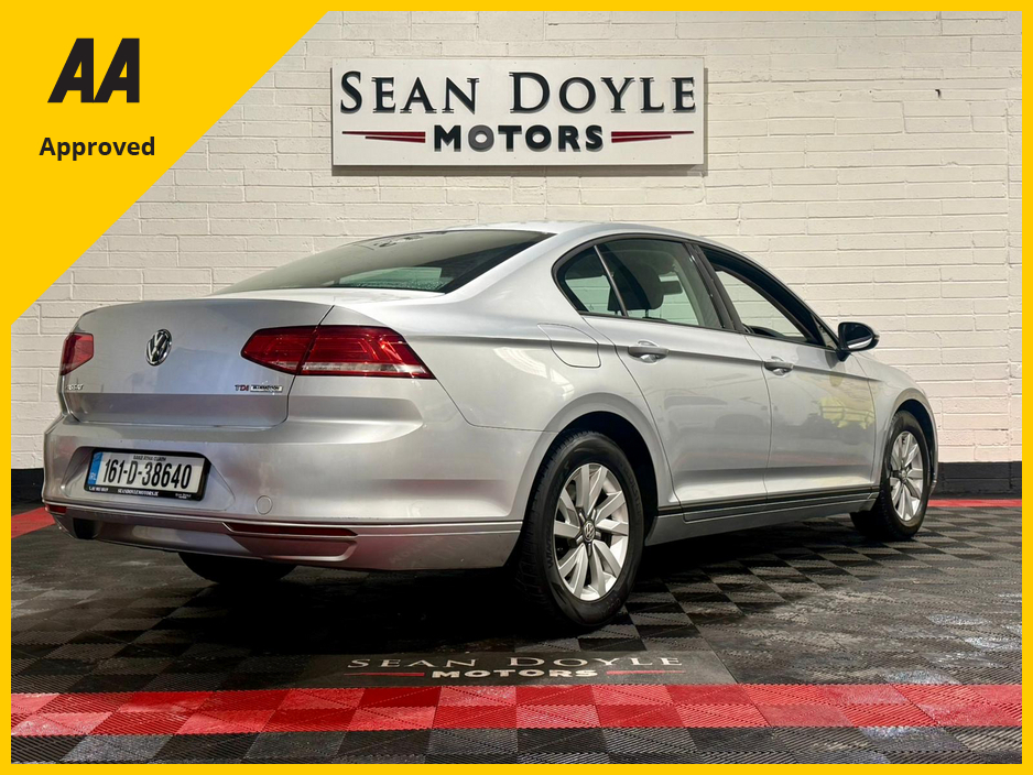 2016 Volkswagen Passat - image 8