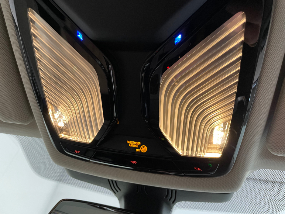 2021 BMW 5 Series - image 26