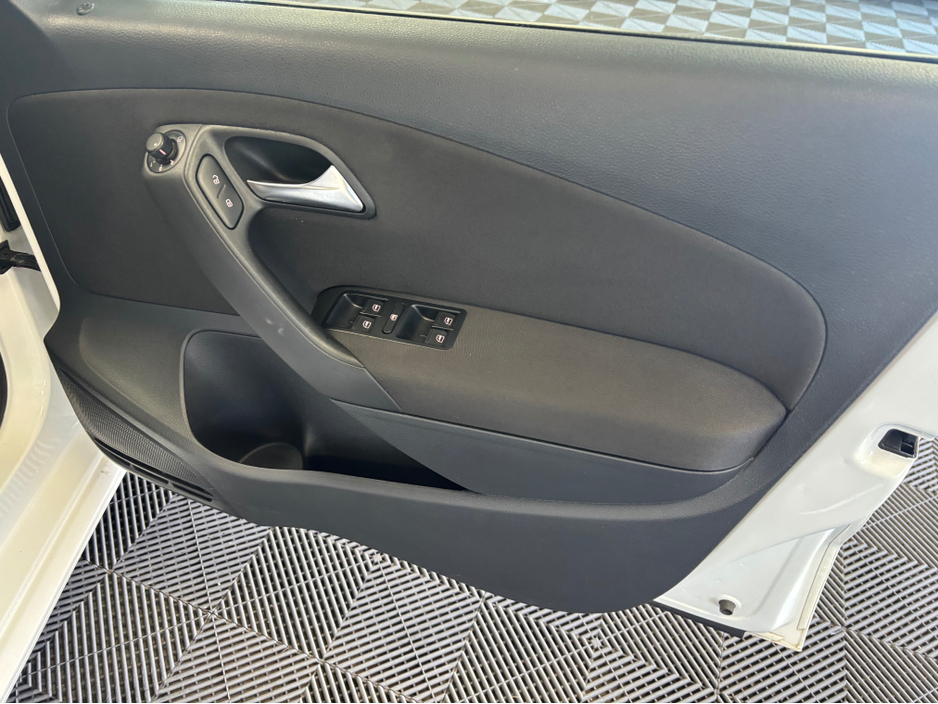 2013 Volkswagen Polo - image 6